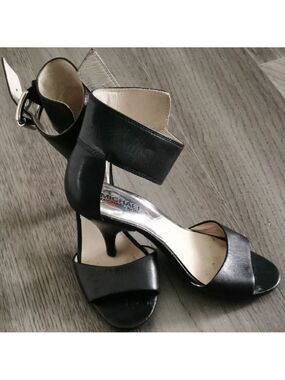 Micheal Kors Giuliana Open Toe Leather  Kitty Heels With Buckle Strappy Size 6.5